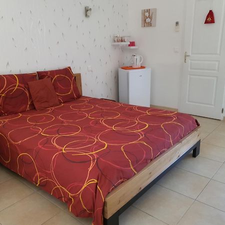 Villa Des Masques Aubais Oda fotoğraf